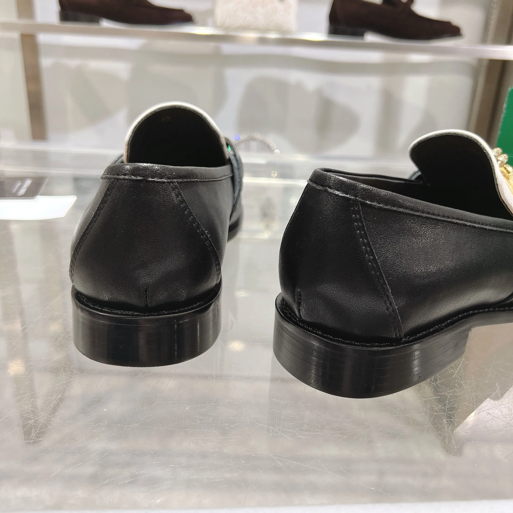 [BV] Top P: 820💰 Couple size: female 35-39 (female 40 custom-made) male 39-44 (38.45 non-refundable) Bottega Veneta 2025 counter synchronization style! Small round toe loafers! Imported leather outsole! High-grade cashmere! Solid color Niuli! Original board developed leather buckle